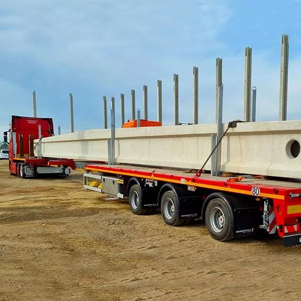 Kaip standartinės sijų transportavimo puspriekabės sumažina didelių gabaritų krovinių transportavimo riziką ir transporto parko eksploatavimo išlaidas?